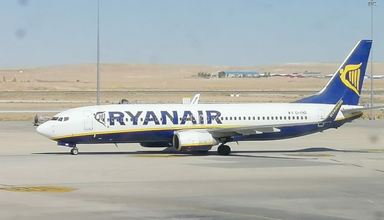 وصول اول طائرة من بودابست من قبل شركة "Ryanair"- صور ...