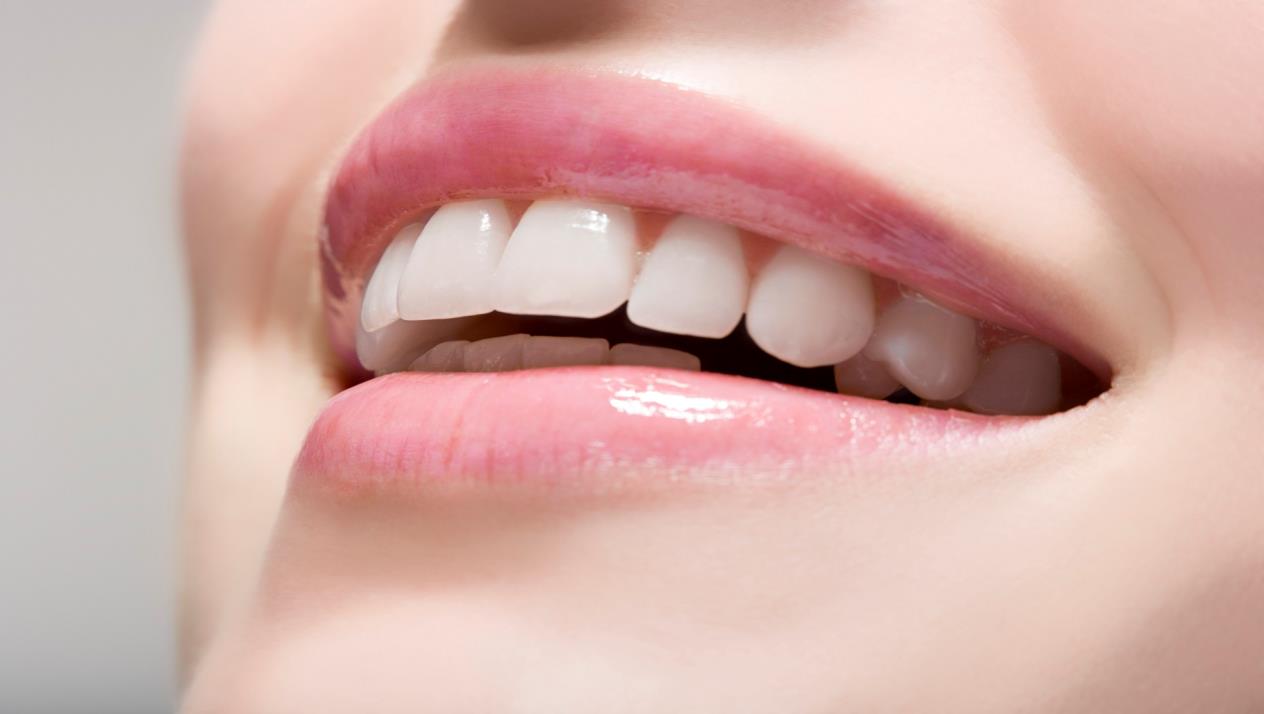 طرق طبيعية لتبييض الأسنان - صحيفة المقر