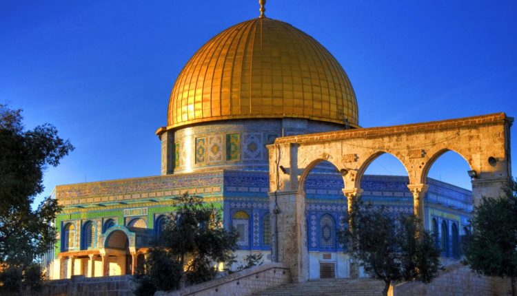 عشرات الآلاف يؤدون صلاة الجمعة في المسجد الأقصى​ 