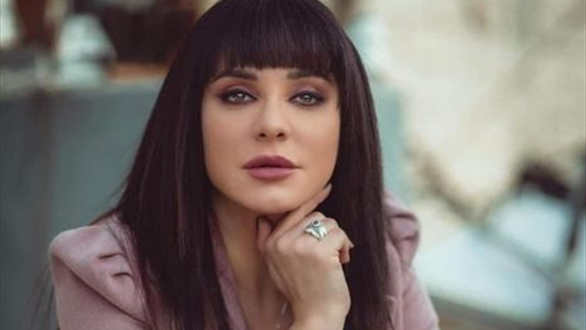 سلاف فواخرجي: تهت عن بيتي وبتُّ بلا عنوان - صحيفة المقر