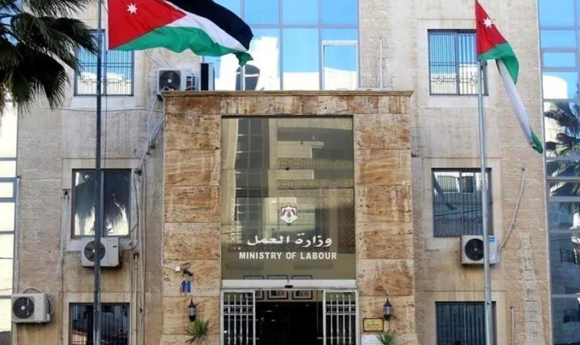 “العمل”: وقف باب الاستقدام لا يشمل العاملين في المنازل “العمل”: وقف باب الاستقدام لا يشمل العاملين في المنازل