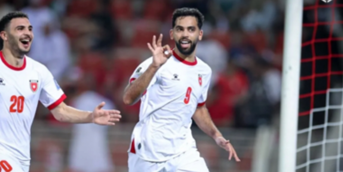 ولي العهد يرافق المنتخب الوطني لكرة القدم في رحلة عودتهم إلى أرض الوطن ولي العهد يرافق المنتخب الوطني لكرة القدم في رحلة عودتهم إلى أرض الوطن