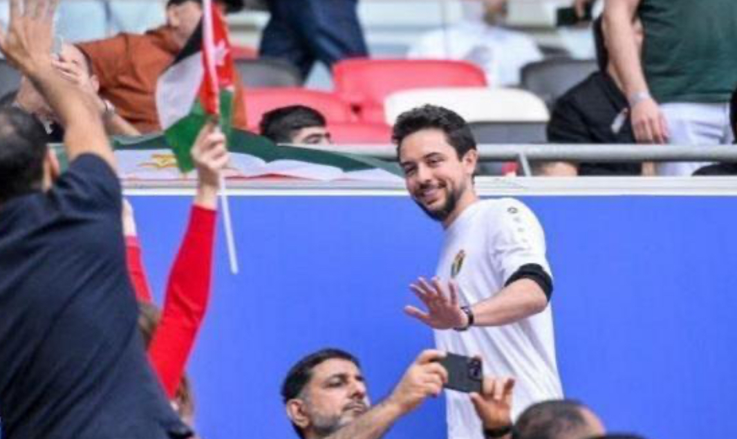 ولي العهد يصل استاد عمان الدولي لمؤازرة النشامى أمام نظيره العراقي ولي العهد يصل استاد عمان الدولي لمؤازرة النشامى أمام نظيره العراقي