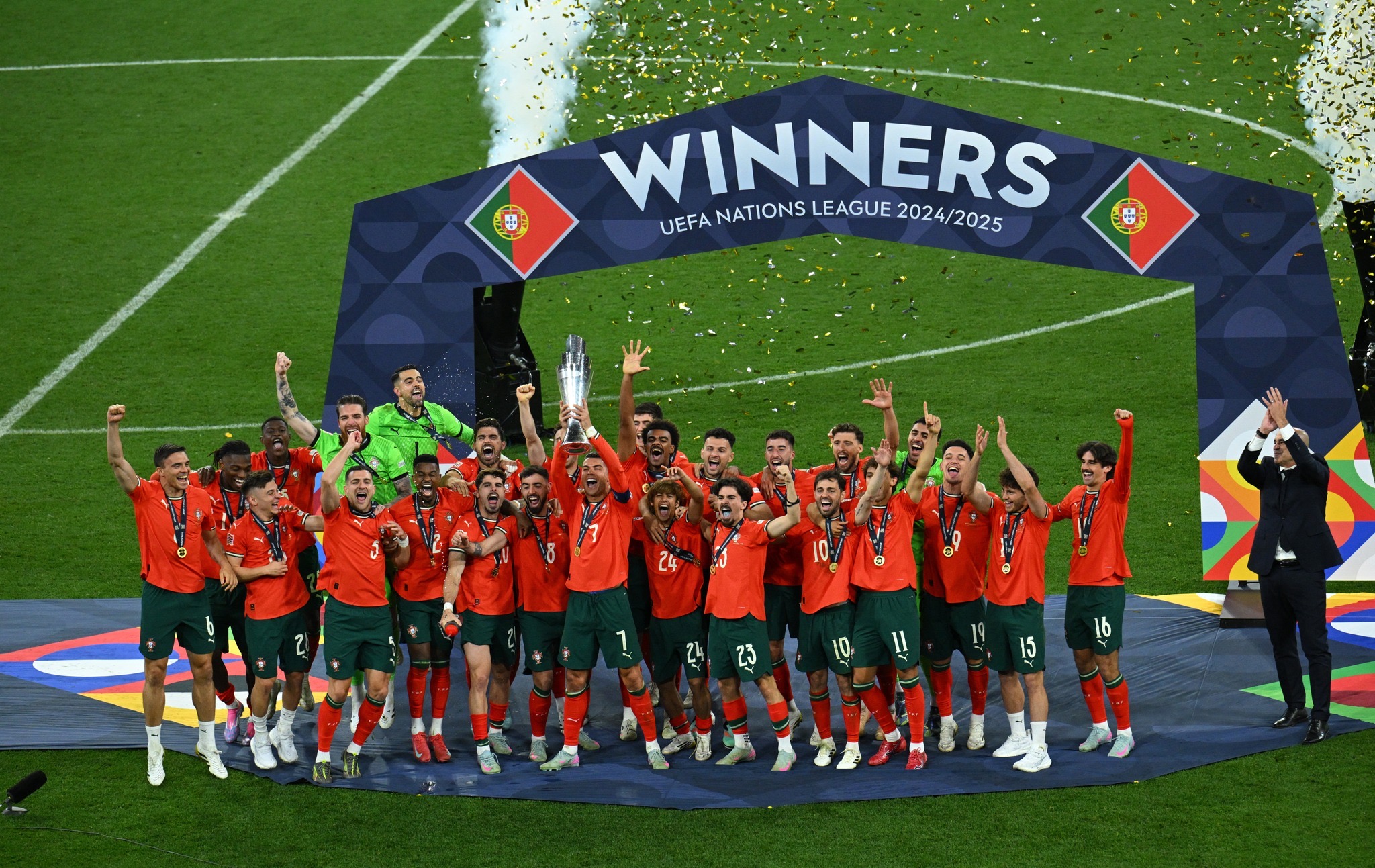 البرتغال تهزم إسبانيا وتتوج بدوري الأمم الأوروبية البرتغال تهزم إسبانيا وتتوج بدوري الأمم الأوروبية