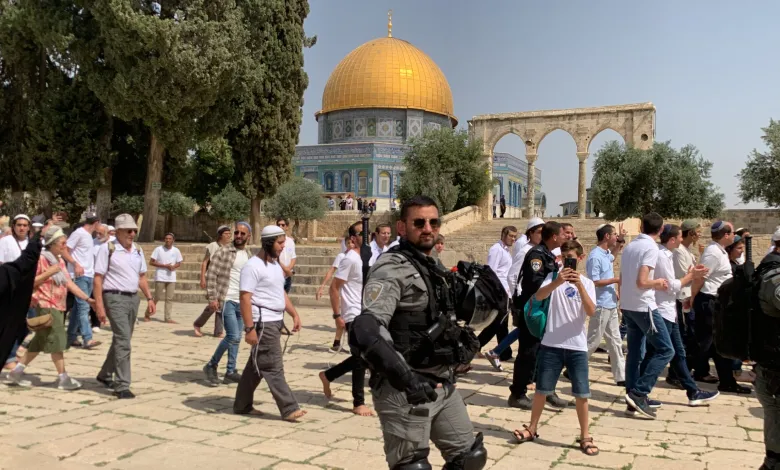 مستعمرون يقتحمون المسجد الأقصى المبارك مستعمرون يقتحمون المسجد الأقصى المبارك