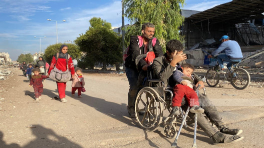 الاحتلال يجبر الفلسطينيين على النزوح قسرا من مناطق في شمال غزة الاحتلال يجبر الفلسطينيين على النزوح قسرا من مناطق في شمال غزة