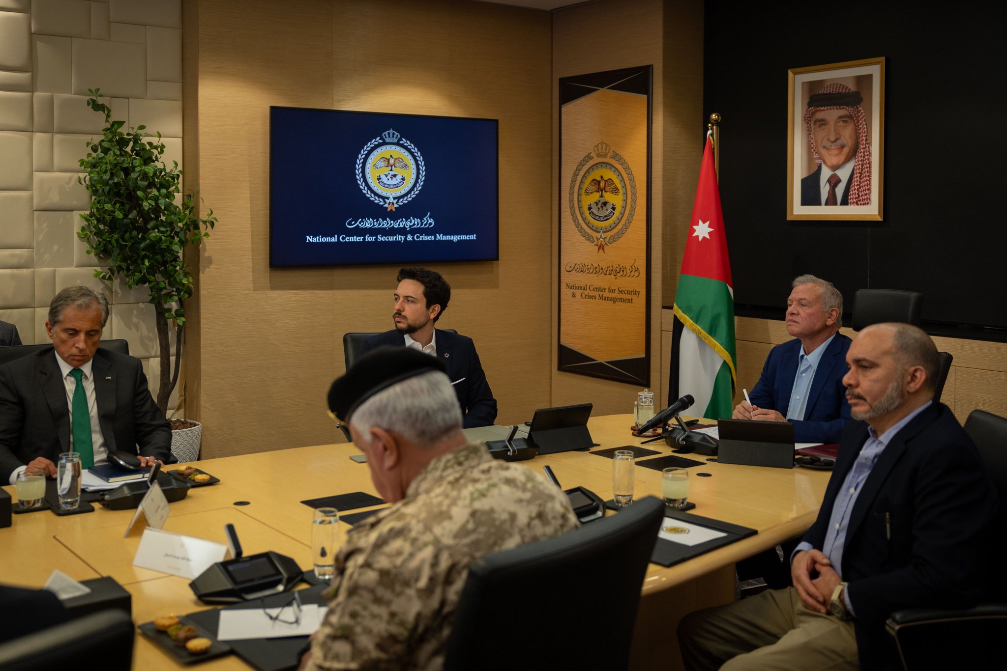 الملك يترأس اجتماعا في مركز إدارة الأزمات على خلفية التصعيد الإقليمي الملك يترأس اجتماعا في مركز إدارة الأزمات على خلفية التصعيد الإقليمي