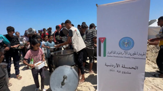 الحملة الأردنية والهيئة الخيرية تسندان آلاف النازحين بالماء والطعام في غزة الحملة الأردنية والهيئة الخيرية تسندان آلاف النازحين بالماء والطعام في غزة