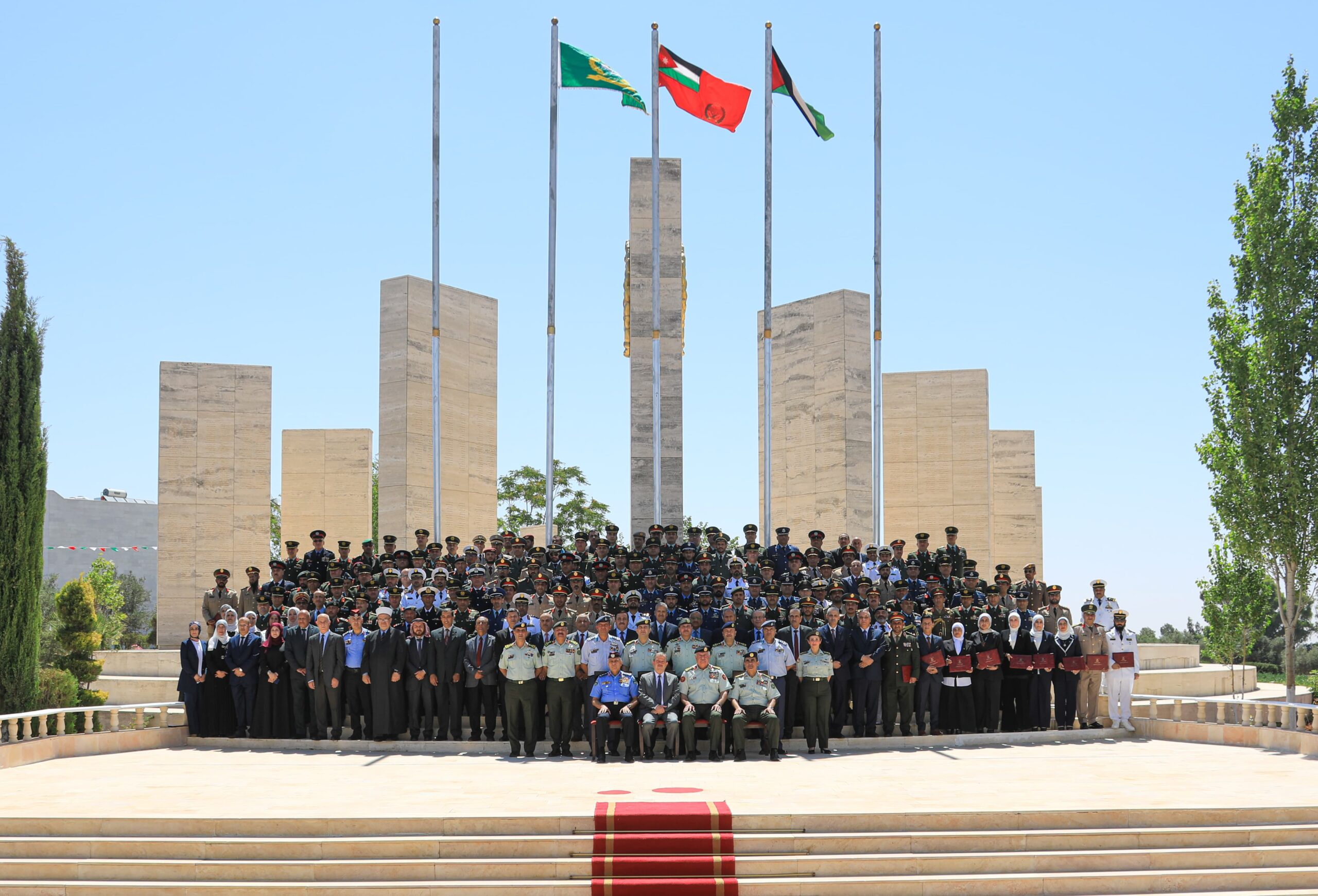 مندوبا عن الملك.. الحنيطي يرعى حفل تخريج كلية الدفاع الوطني الملكية مندوبا عن الملك.. الحنيطي يرعى حفل تخريج كلية الدفاع الوطني الملكية