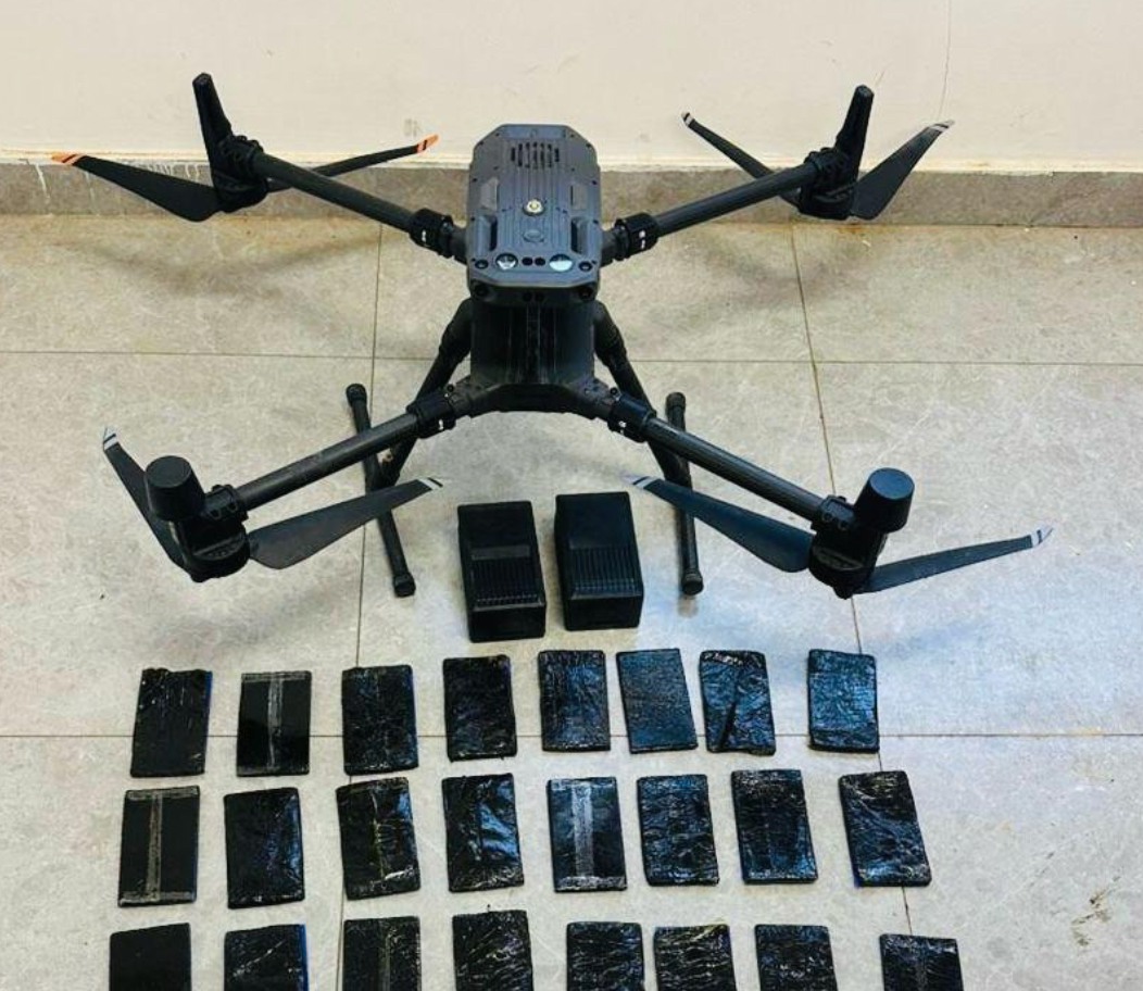 المنطقة العسكرية الجنوبية تحبط محاولة تهريب مواد مخدرة بواسطة طائرتين مسيّرتين المنطقة العسكرية الجنوبية تحبط محاولة تهريب مواد مخدرة بواسطة طائرتين مسيّرتين