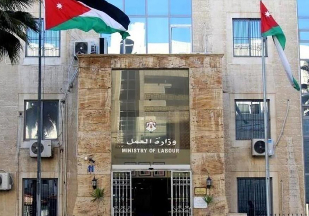 “العمل” : تمديد فترة استفادة العمالة السورية من الإعفاءات من رسوم تصاريح العمل وأي غرامات شريطة توفيق أوضاعها قبل نهاية يوم 30 حزيران “العمل” : تمديد فترة استفادة العمالة السورية من الإعفاءات من رسوم تصاريح العمل وأي غرامات شريطة توفيق أوضاعها قبل نهاية يوم 30 حزيران