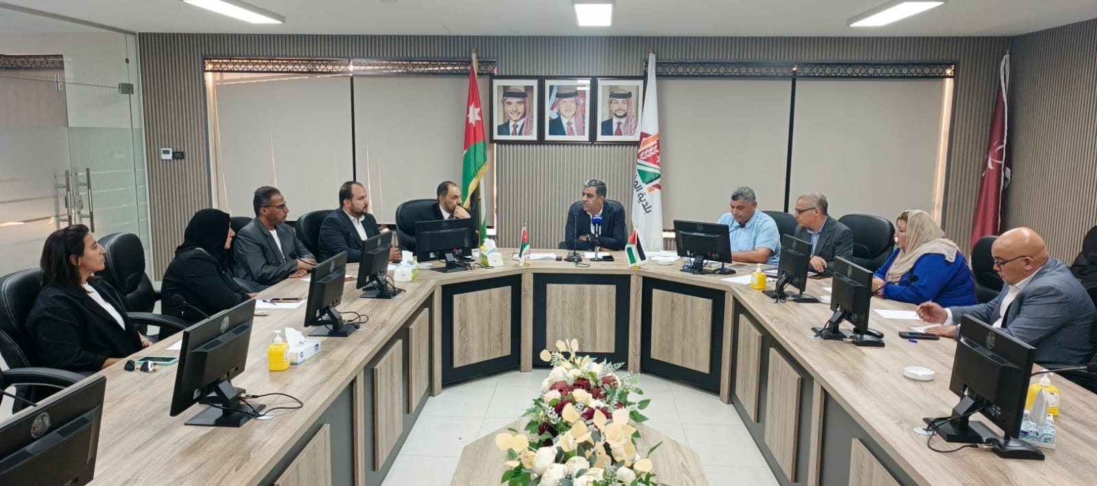 لجنة بلدية المفرق الكبرى تعقد اجتماعها الأول برئاسة الفايز وأعضاء اللجنة لجنة بلدية المفرق الكبرى تعقد اجتماعها الأول برئاسة الفايز وأعضاء اللجنة