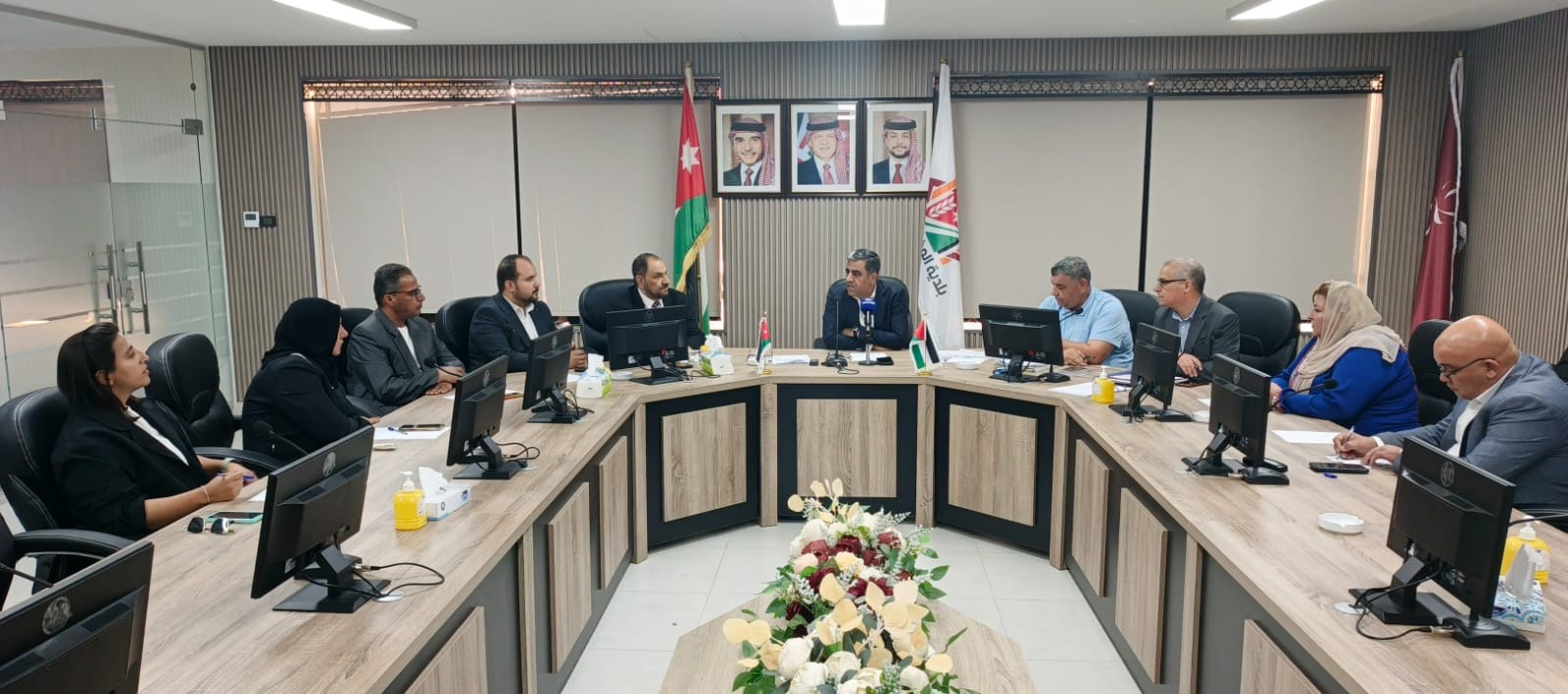 لجنة بلدية المفرق الكبرى تعقد اجتماعها الأول برئاسة الفايز وأعضاء اللجنة