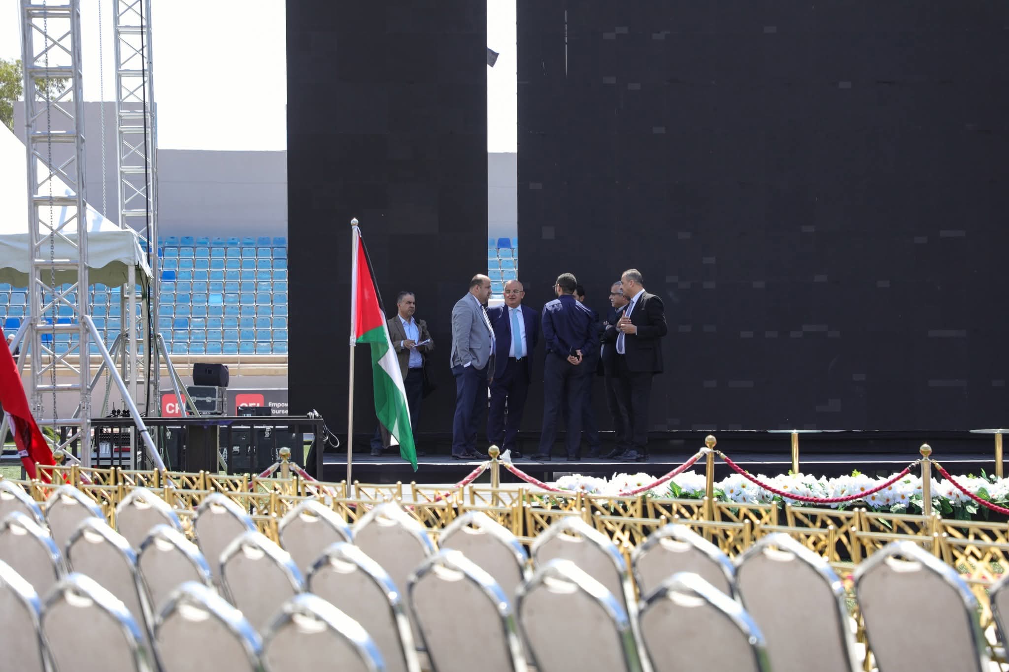 د. الحياري يتفقد الترتيبات النهائية لحفل تخريج الفوج السابع والعشرين من طلبة الجامعة الهاشمية