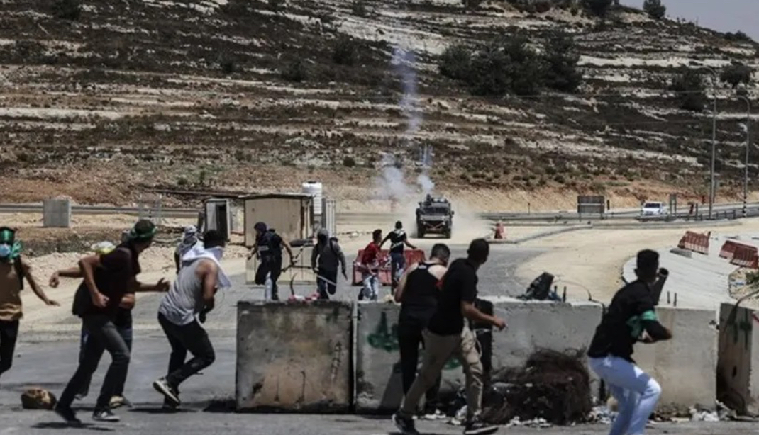 استشهاد فلسطينيين جراء هجوم المستوطنين المتطرفين على بلدة سنجل شمال رام الله استشهاد فلسطينيين جراء هجوم المستوطنين المتطرفين على بلدة سنجل شمال رام الله
