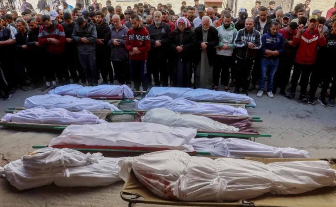 11 شهيدا بينهم جنين جراء القصف الإسرائيلي لمدينة غزة 11 شهيدا بينهم جنين جراء القصف الإسرائيلي لمدينة غزة