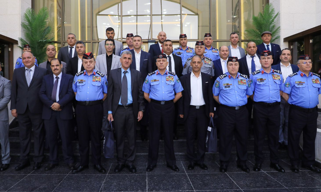 مدير الأمن العام يكرم كبار الضباط المتقاعدين تقديراً لعطائهم المميز مدير الأمن العام يكرم كبار الضباط المتقاعدين تقديراً لعطائهم المميز