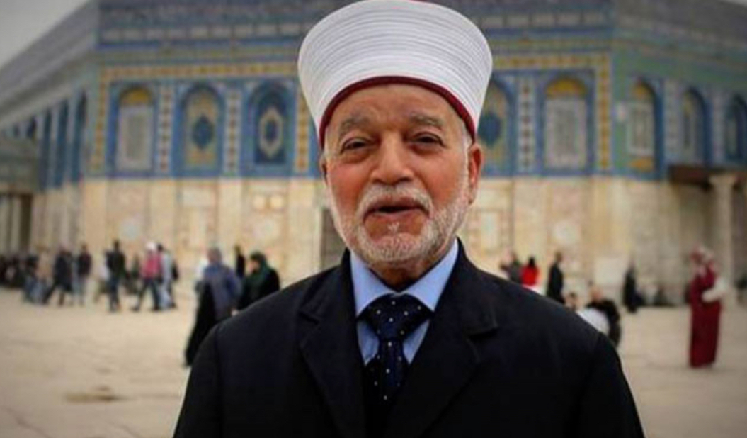 الاحتلال يُسلّم مفتي القدس قرارا بالإبعاد عن المسجد الأقصى لمدة أسبوع قابل للتجديد الاحتلال يُسلّم مفتي القدس قرارا بالإبعاد عن المسجد الأقصى لمدة أسبوع قابل للتجديد