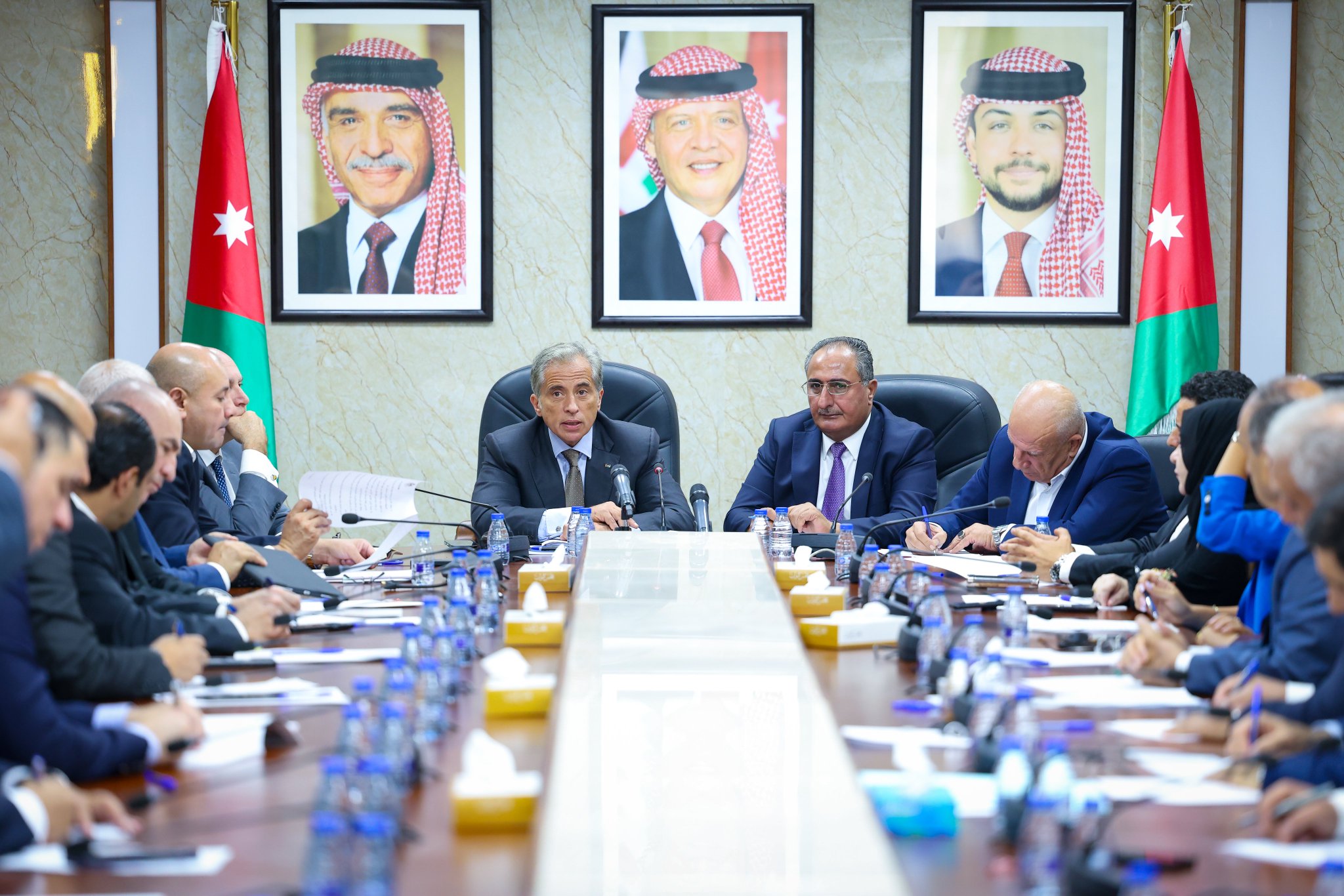 رئيس الوزراء: الملف الاقتصادي هو الأهم بالنسبة للحكومة رئيس الوزراء: الملف الاقتصادي هو الأهم بالنسبة للحكومة