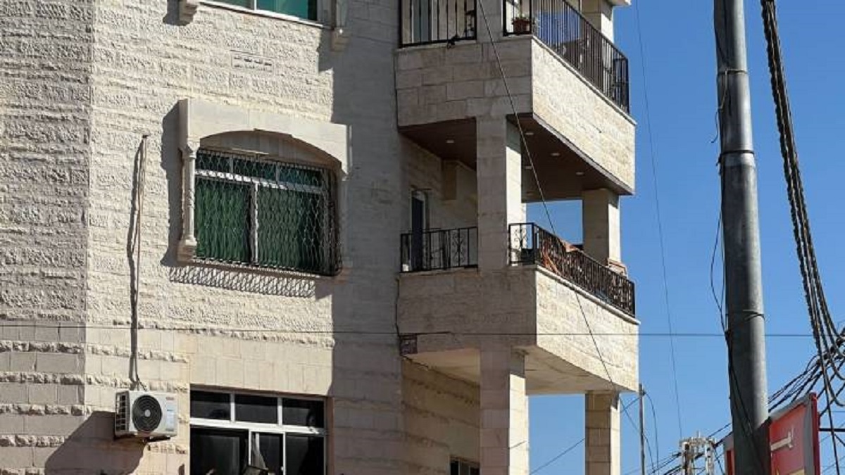 إخلاء عمارة سكنية في إربد بعد بلاغ عن تصدعات وتشققات إخلاء عمارة سكنية في إربد بعد بلاغ عن تصدعات وتشققات
