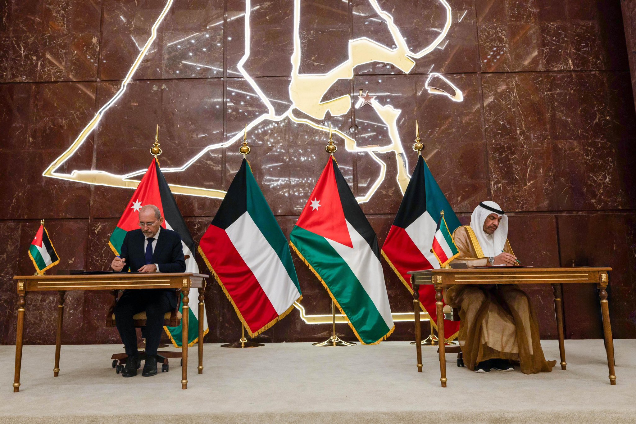 الأردن والكويت يوقعان 6 اتفاقيات في ختام انعقاد أعمال الجنة العليا المشتركة الأردن والكويت يوقعان 6 اتفاقيات في ختام انعقاد أعمال الجنة العليا المشتركة