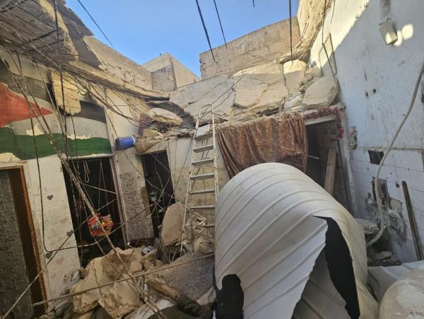 إصابة عدد من الأشخاص بانهيار سقف منزل في مخيم الزرقاء إصابة عدد من الأشخاص بانهيار سقف منزل في مخيم الزرقاء