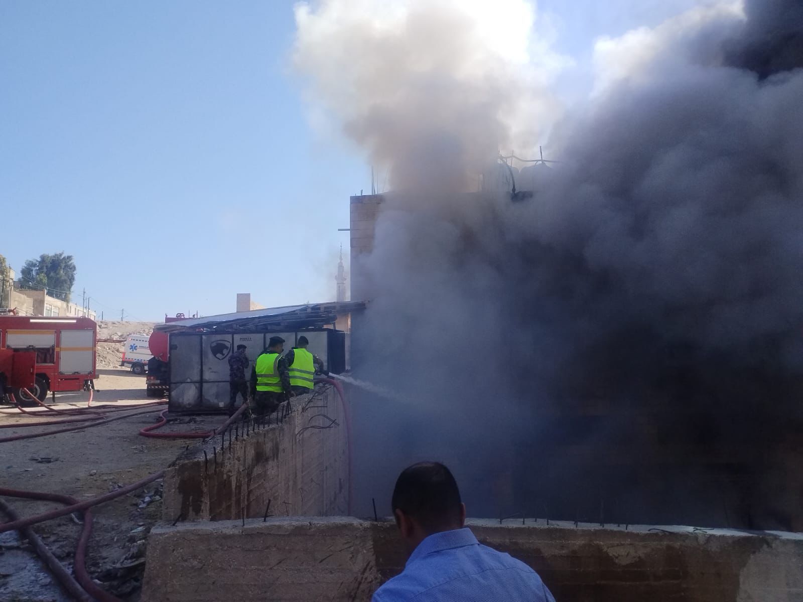 الدفاع المدني يتمكن من السيطرة على حريق مصنع في محافظة العاصمة سرعة الاستجابة كان لها الدور الكبير في حصر الحريق ومنع امتداده للطوابق العليا جهود مضنية بذلتها فرق الاطفاء في عمليات إخماد الحريق والسيطرة عليه الدفاع المدني يتمكن من السيطرة على حريق مصنع في محافظة العاصمة سرعة الاستجابة كان لها الدور الكبير في حصر الحريق ومنع امتداده للطوابق العليا جهود مضنية بذلتها فرق الاطفاء في عمليات إخماد الحريق والسيطرة عليه