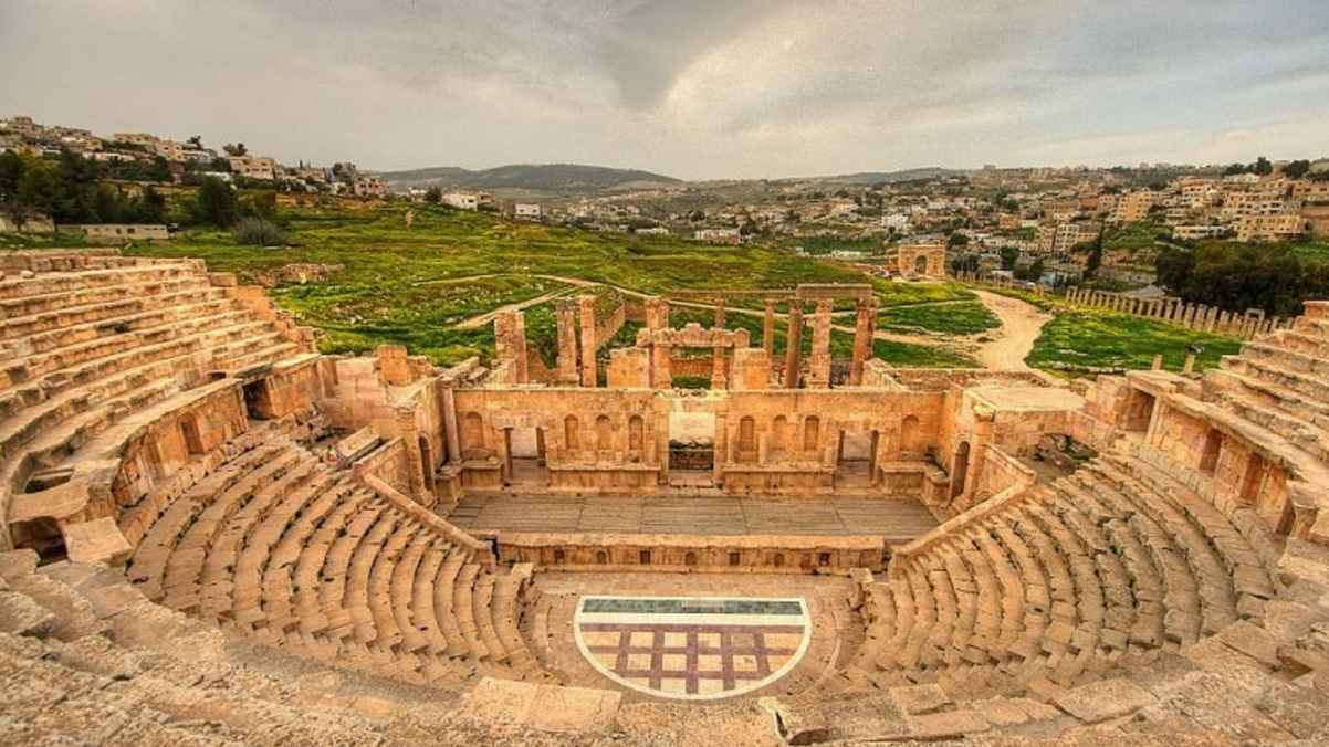 وزيرة السياحة: خطة شاملة لتطوير المواقع الأثرية في جرش وزيرة السياحة: خطة شاملة لتطوير المواقع الأثرية في جرش