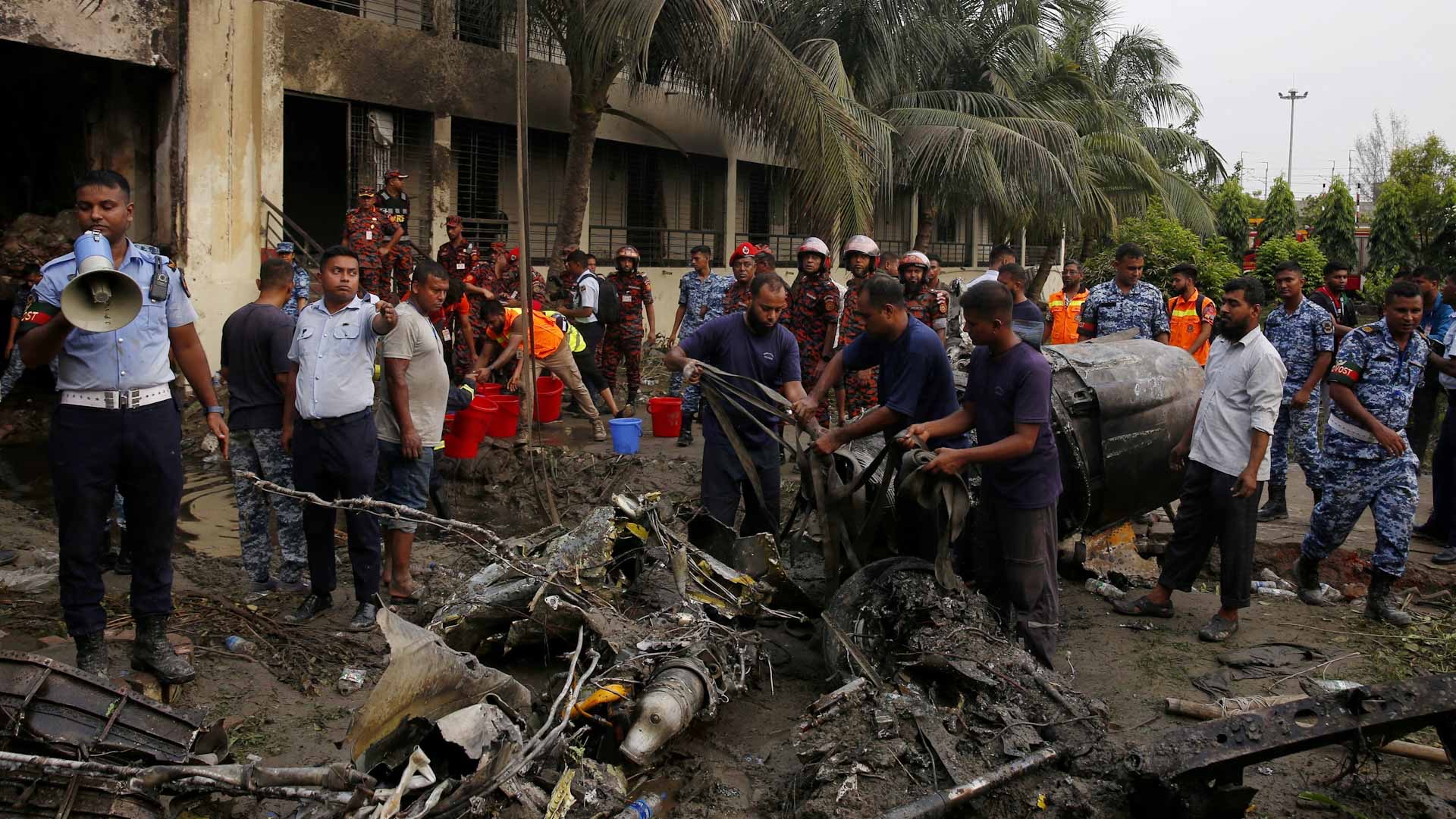 ارتفاع حصيلة ضحايا تحطم الطائرة البنغالية إلى 27 قتيلا ارتفاع حصيلة ضحايا تحطم الطائرة البنغالية إلى 27 قتيلا