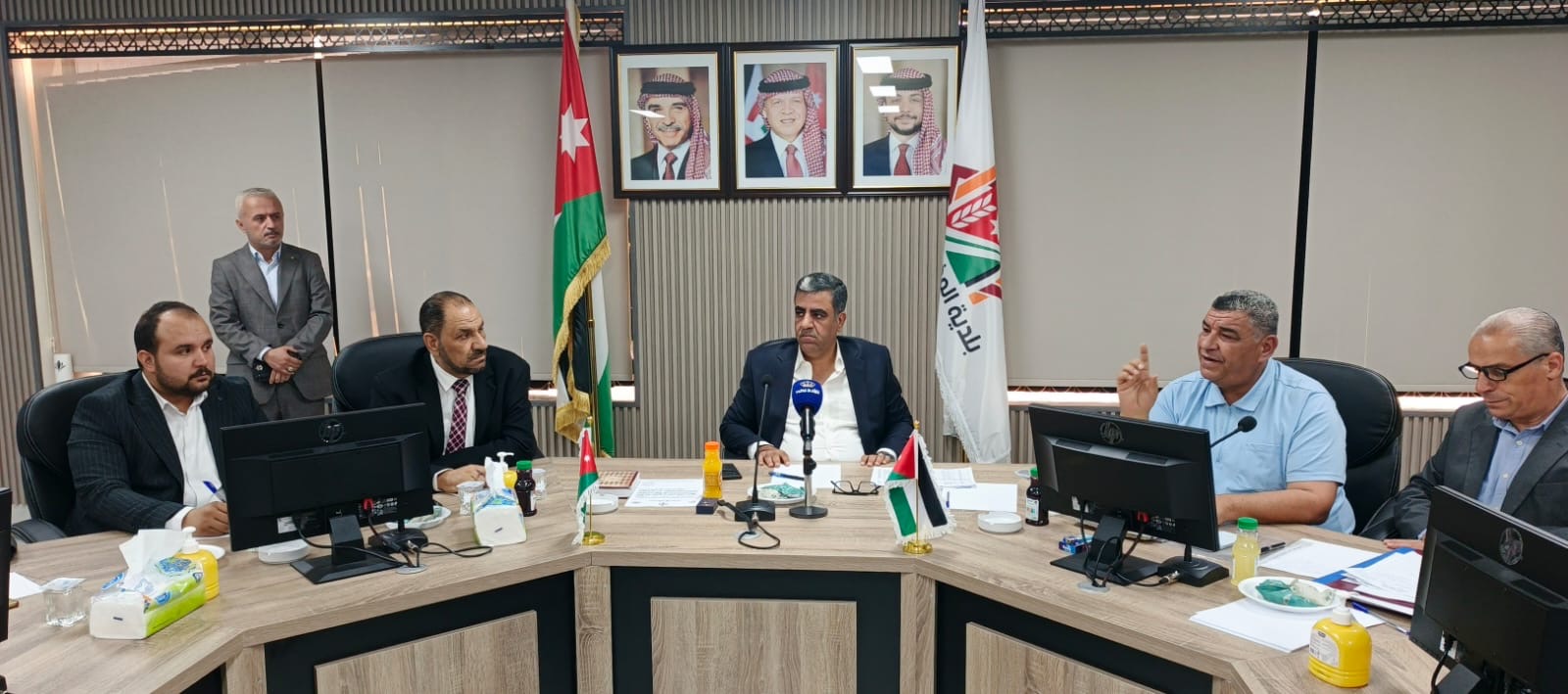 لجنة بلدية المفرق الكبرى تعقد اجتماعها الأول برئاسة الفايز وأعضاء اللجنة