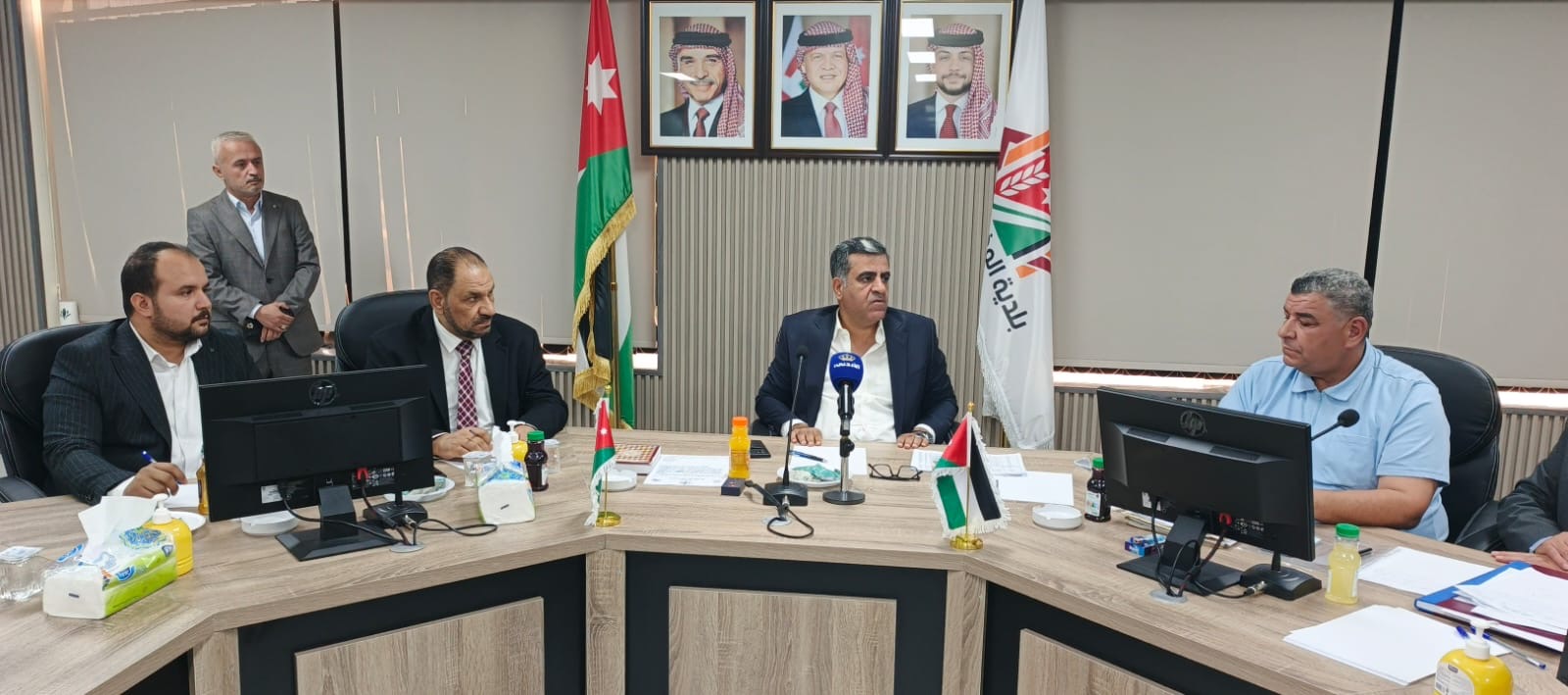 لجنة بلدية المفرق الكبرى تعقد اجتماعها الأول برئاسة الفايز وأعضاء اللجنة