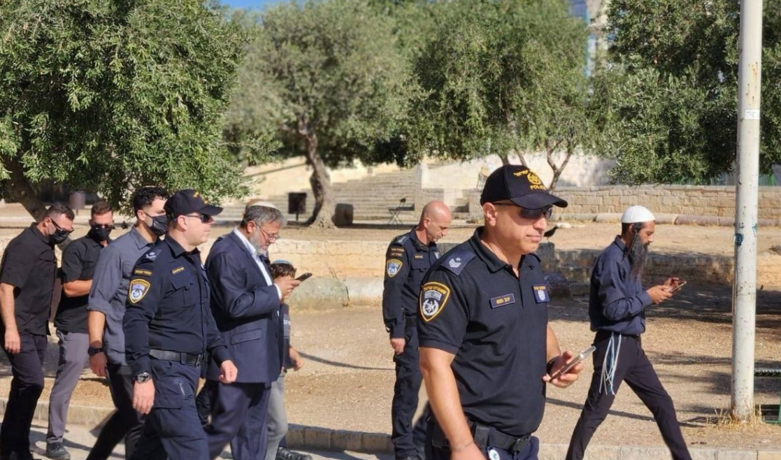 الوزير المتطرف بن غفير يقود مسيرة استفزازية للمستوطنين بالقدس الوزير المتطرف بن غفير يقود مسيرة استفزازية للمستوطنين بالقدس