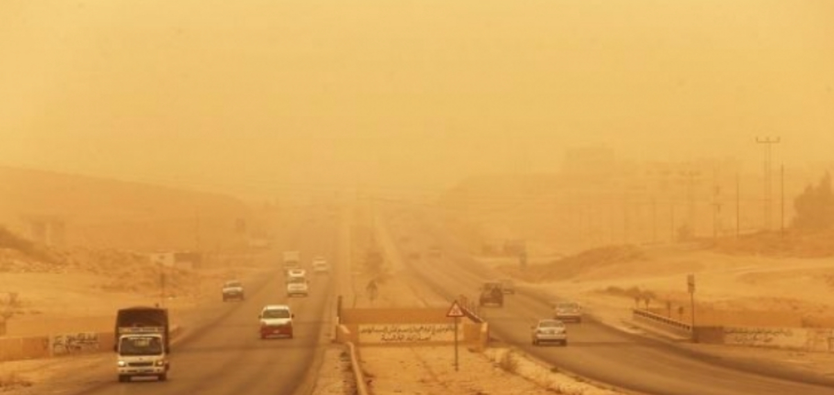 “الأرصاد”: انعدام الرؤية في الرويشد نتيجة الغبار الكثيف “الأرصاد”: انعدام الرؤية في الرويشد نتيجة الغبار الكثيف