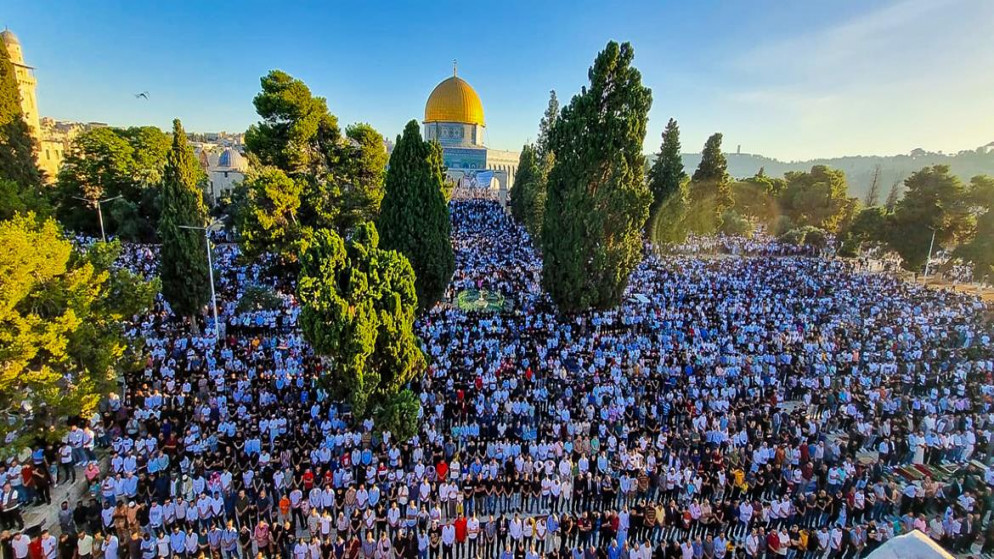 40 ألفًا يؤدون صلاة الجمعة في المسجد الأقصى 40 ألفًا يؤدون صلاة الجمعة في المسجد الأقصى