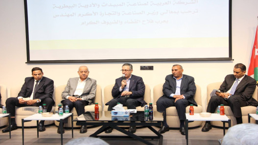 وزير الصناعة: فرص تصديرية “مهمة” أمام المنتجات الوطنية إلى السوق الأميركية وزير الصناعة: فرص تصديرية “مهمة” أمام المنتجات الوطنية إلى السوق الأميركية
