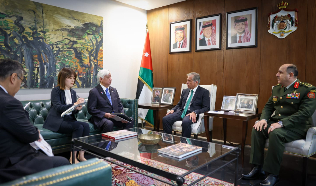 رئيس الوزراء يستقبل وزير الدفاع الياباني رئيس الوزراء يستقبل وزير الدفاع الياباني
