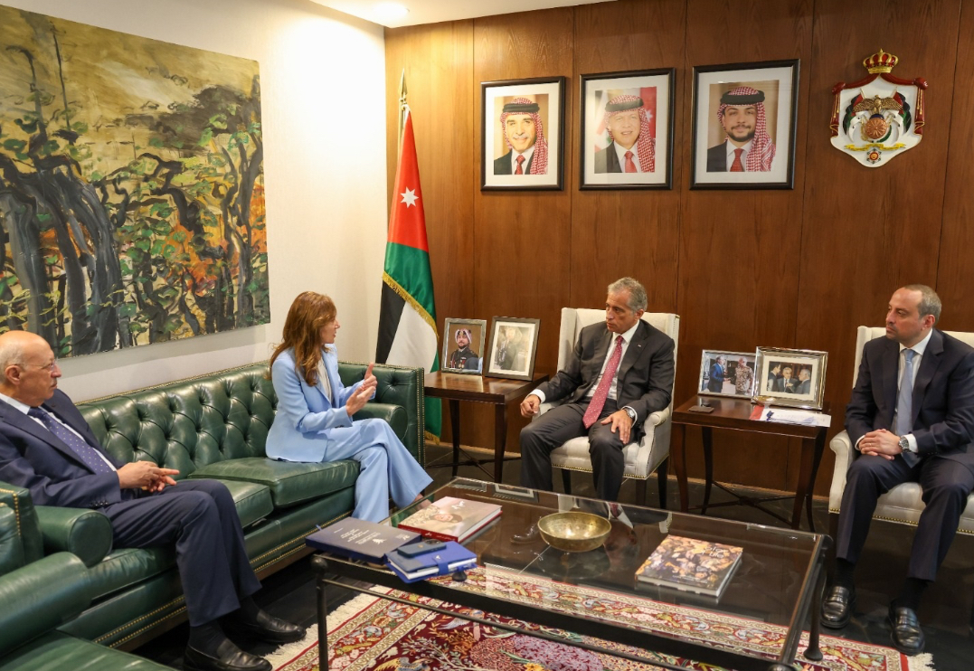 رئيس الوزراء يتسلم التقرير السنوي الحادي والعشرين لحالة حقوق الإنسان رئيس الوزراء يتسلم التقرير السنوي الحادي والعشرين لحالة حقوق الإنسان