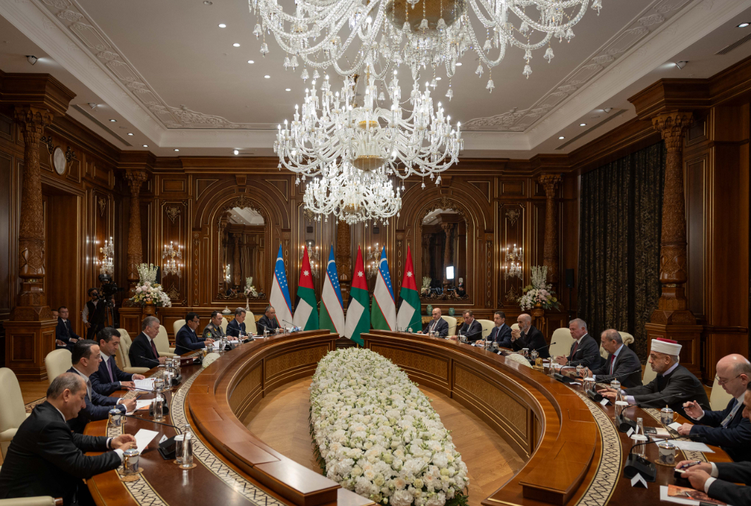 الملك ورئيس أوزبكستان يعقدان مباحثات في سمرقند ركزت على النهوض بالتعاون في مختلف المجالات الملك ورئيس أوزبكستان يعقدان مباحثات في سمرقند ركزت على النهوض بالتعاون في مختلف المجالات