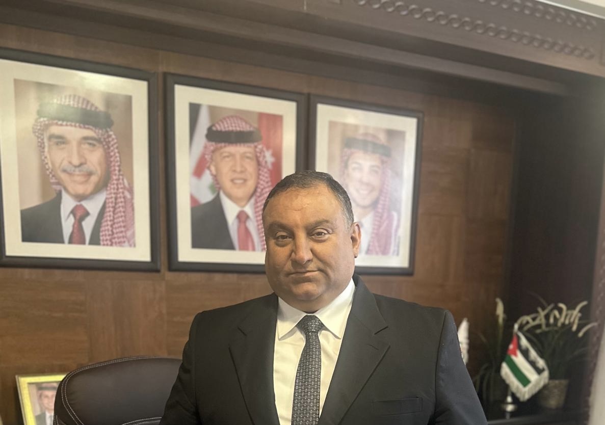 محافظ المفرق: تأمين سكن لأسرة تضررت بسقوط سقف منزلها محافظ المفرق: تأمين سكن لأسرة تضررت بسقوط سقف منزلها