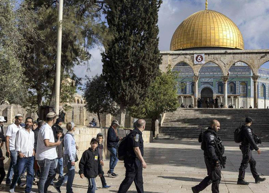 عشرات المستوطنين المتطرفين يقتحمون الأقصى عشرات المستوطنين المتطرفين يقتحمون الأقصى