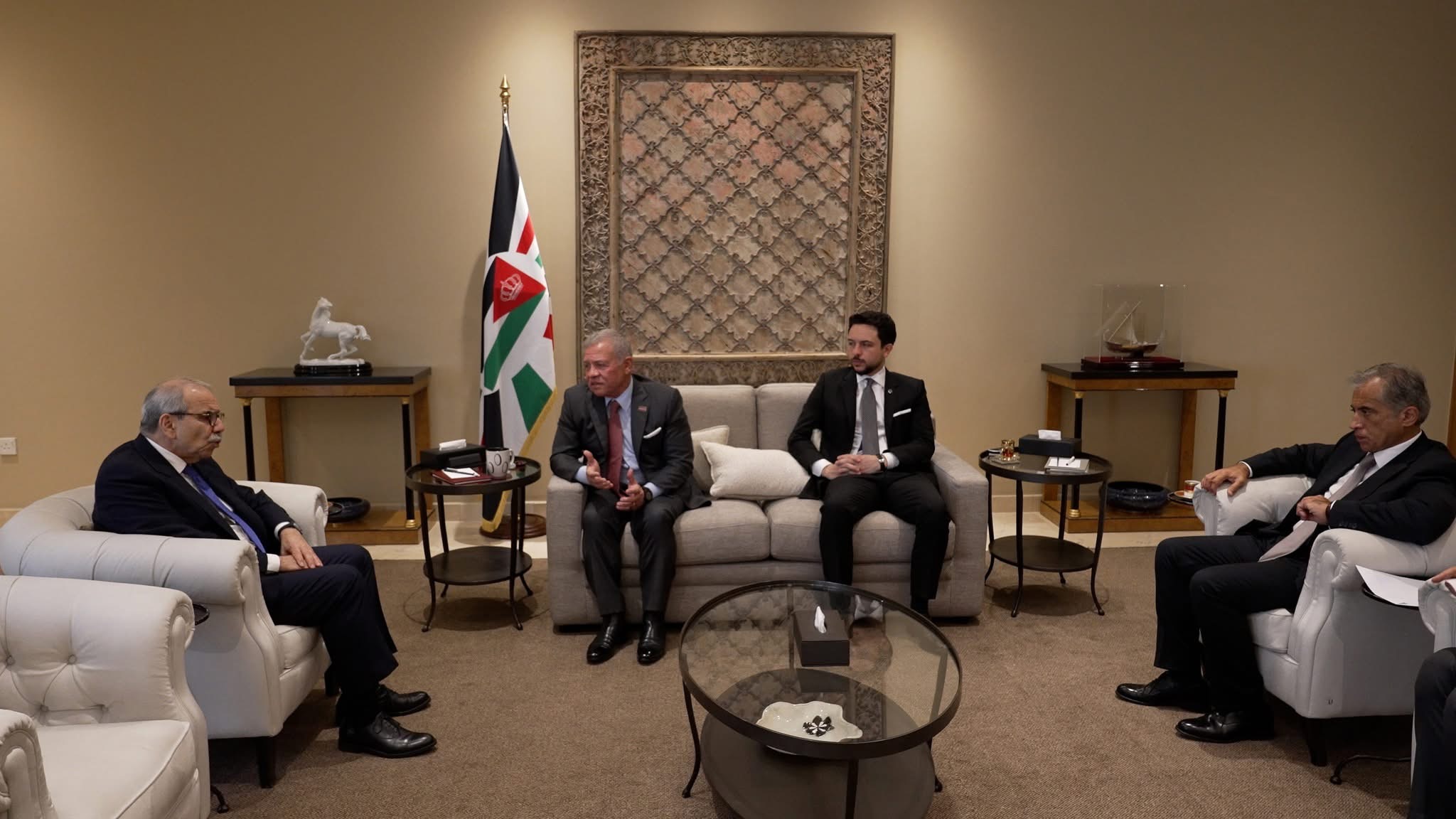 الملك يستقبل رئيس الوزراء اللبناني ويؤكد دعم الأردن الكامل للأشقاء اللبنانيين الملك يستقبل رئيس الوزراء اللبناني ويؤكد دعم الأردن الكامل للأشقاء اللبنانيين