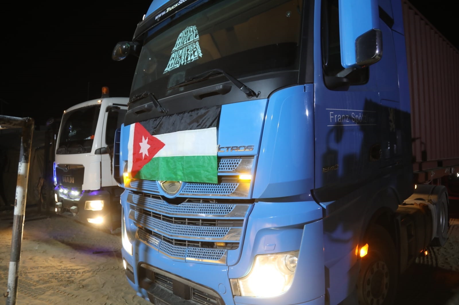 “الهيئة الخيرية”: عبور 64 شاحنة مساعدات جديدة من الأردن إلى قطاع غزة “الهيئة الخيرية”: عبور 64 شاحنة مساعدات جديدة من الأردن إلى قطاع غزة