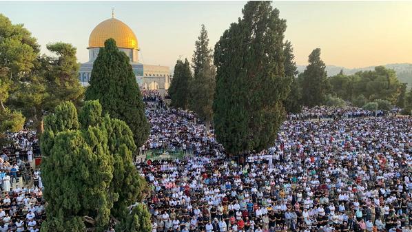 45 ألفا يؤدون صلاة الجمعة في المسجد الأقصى 45 ألفا يؤدون صلاة الجمعة في المسجد الأقصى