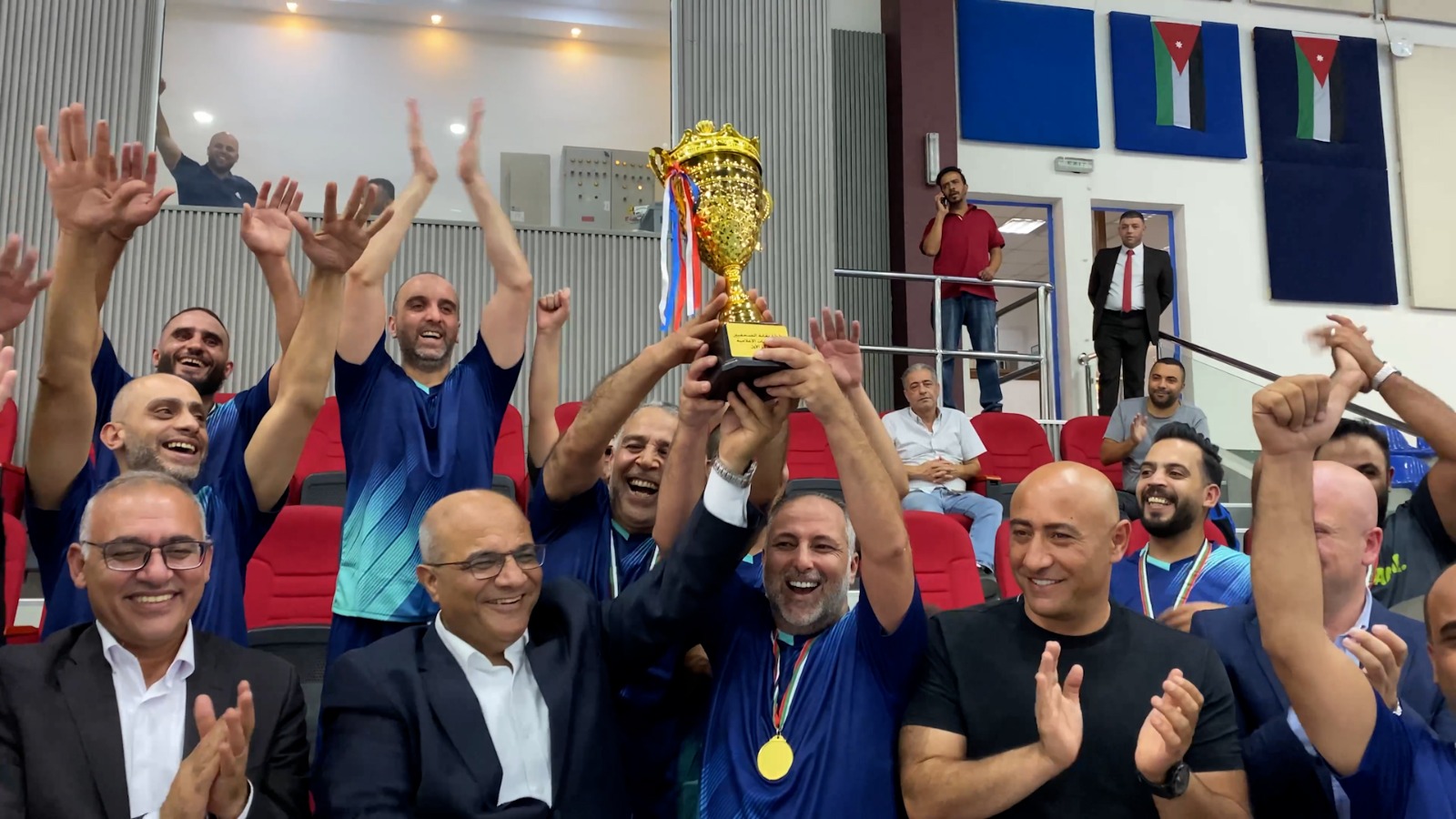 فريق صحيفة “الغد” يتوج بلقب “بطولة نقابة الصحفيين” فريق صحيفة “الغد” يتوج بلقب “بطولة نقابة الصحفيين”