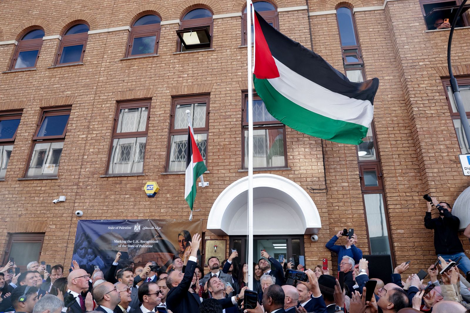 رفع علم فلسطين فوق مبنى سفارتها في لندن رفع علم فلسطين فوق مبنى سفارتها في لندن