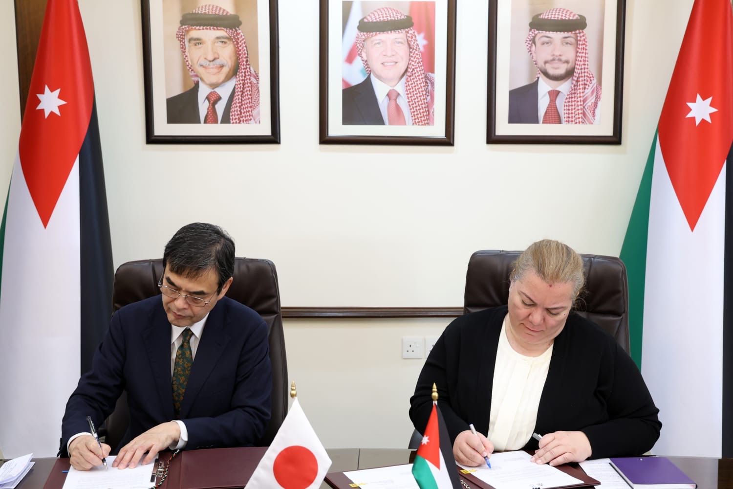 الأردن واليابان يوقعان مذكرة تفاهم لتعزيز أمن الحدود بقيمة 7 ملايين دولار الأردن واليابان يوقعان مذكرة تفاهم لتعزيز أمن الحدود بقيمة 7 ملايين دولار