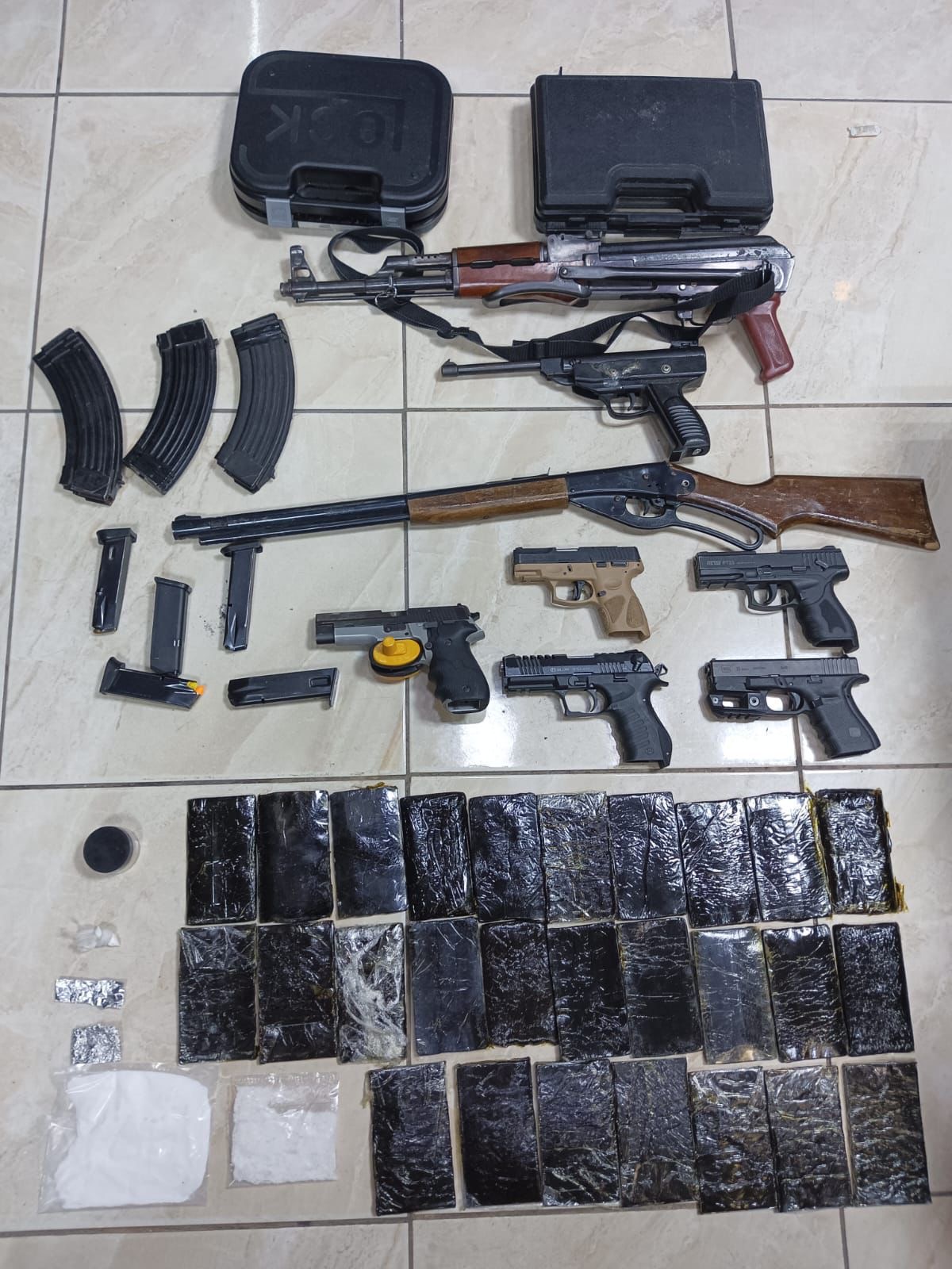 “مكافحة المخدرات” تفكك خلية جرمية مكوّنة من 14 شخصاً ترتبط بعصابات دولية “مكافحة المخدرات” تفكك خلية جرمية مكوّنة من 14 شخصاً ترتبط بعصابات دولية