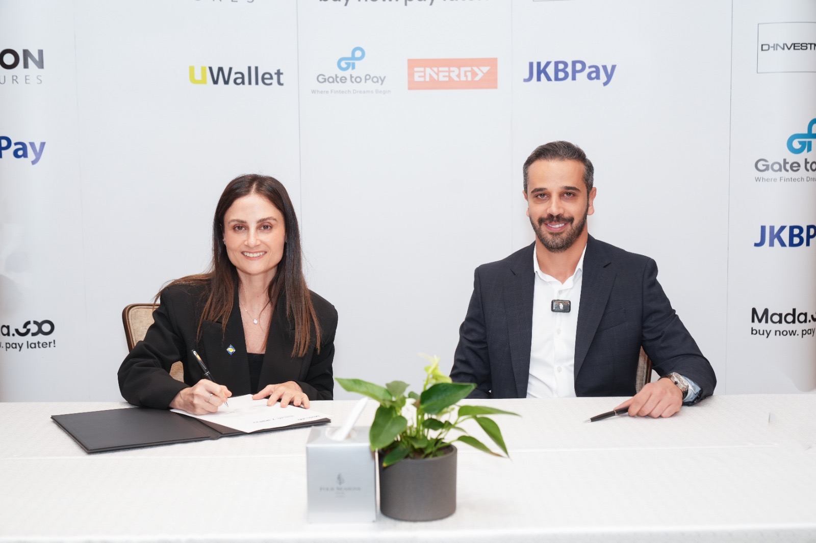 البنك الأردني الكويتي يوقّع مذكرة تفاهم مع شركة مدى لإطلاق خدمة “اشترِ الآن وادفع لاحقاً” عبر JKB Pay البنك الأردني الكويتي يوقّع مذكرة تفاهم مع شركة مدى لإطلاق خدمة “اشترِ الآن وادفع لاحقاً” عبر JKB Pay