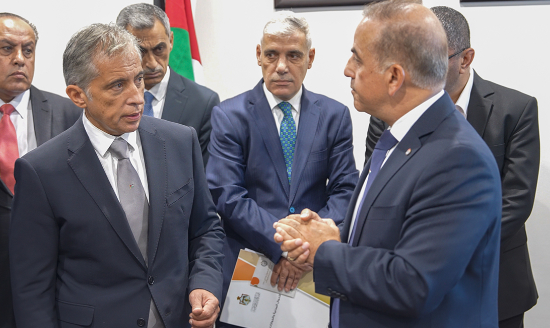 رئيس الوزراء يطَّلع على واقع الخدمات التي تقدِّمها دائرة الأحوال المدنيَّة والجوازات للمواطنين رئيس الوزراء يطَّلع على واقع الخدمات التي تقدِّمها دائرة الأحوال المدنيَّة والجوازات للمواطنين
