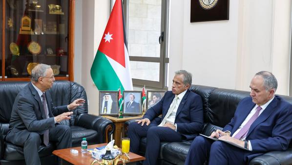 رئيس الوزراء يلتقي رئيس المجلس القضائي ويناقش موضوعات بإطار التنسيق والتشاور بين الحكومة والمجلس رئيس الوزراء يلتقي رئيس المجلس القضائي ويناقش موضوعات بإطار التنسيق والتشاور بين الحكومة والمجلس